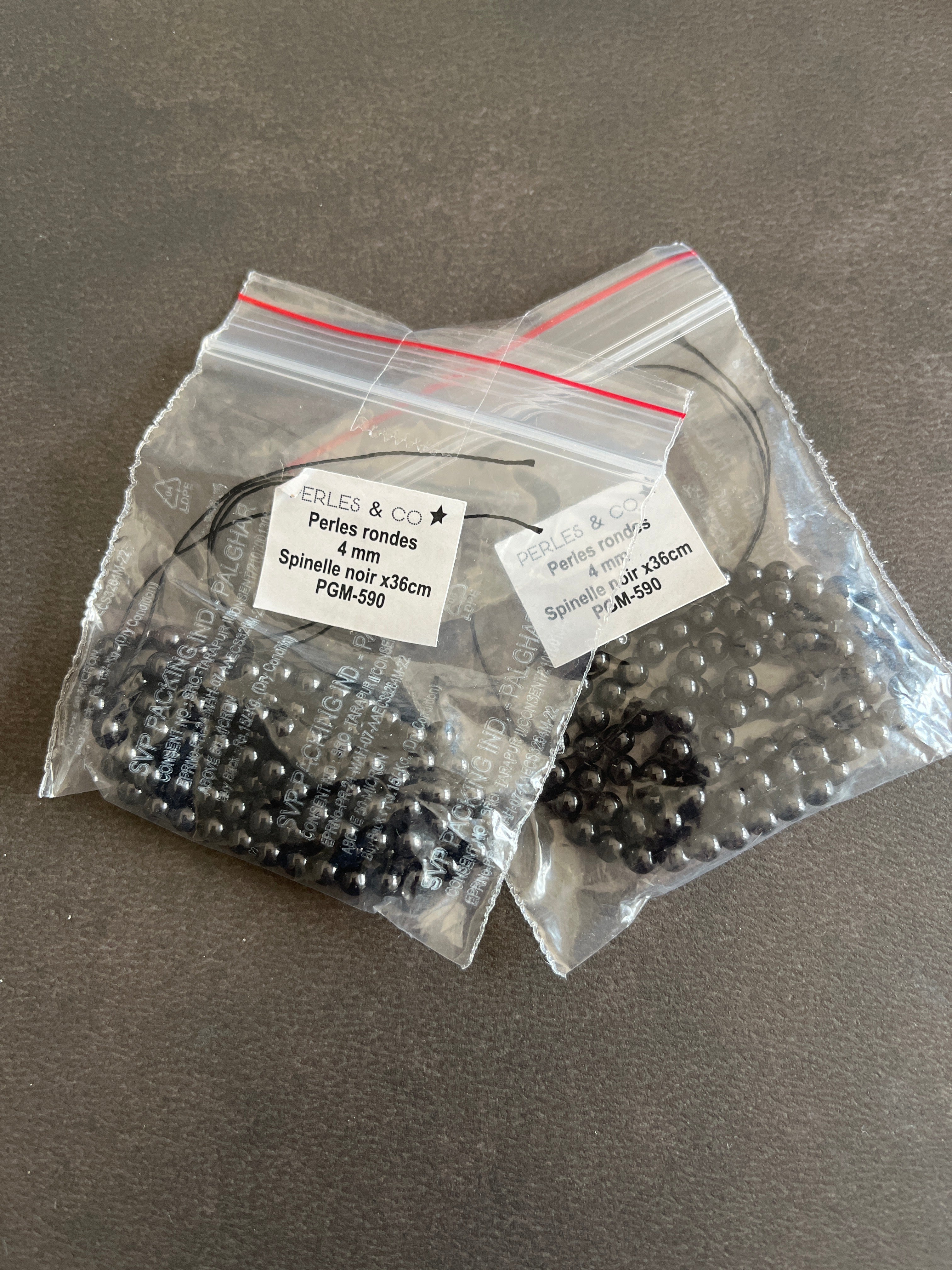 2 fils Spinelle noir 4mm