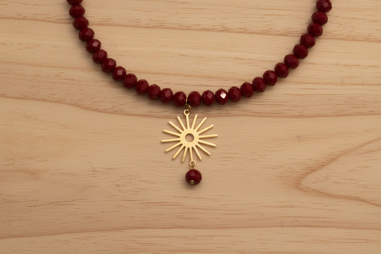 Collier rouge et soleil
