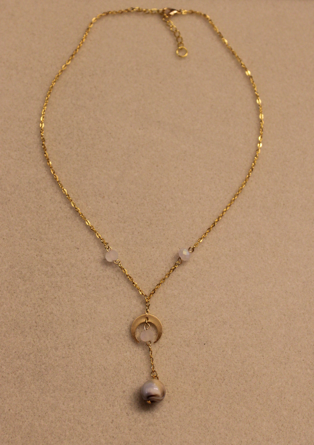 Collier pendentif beige
