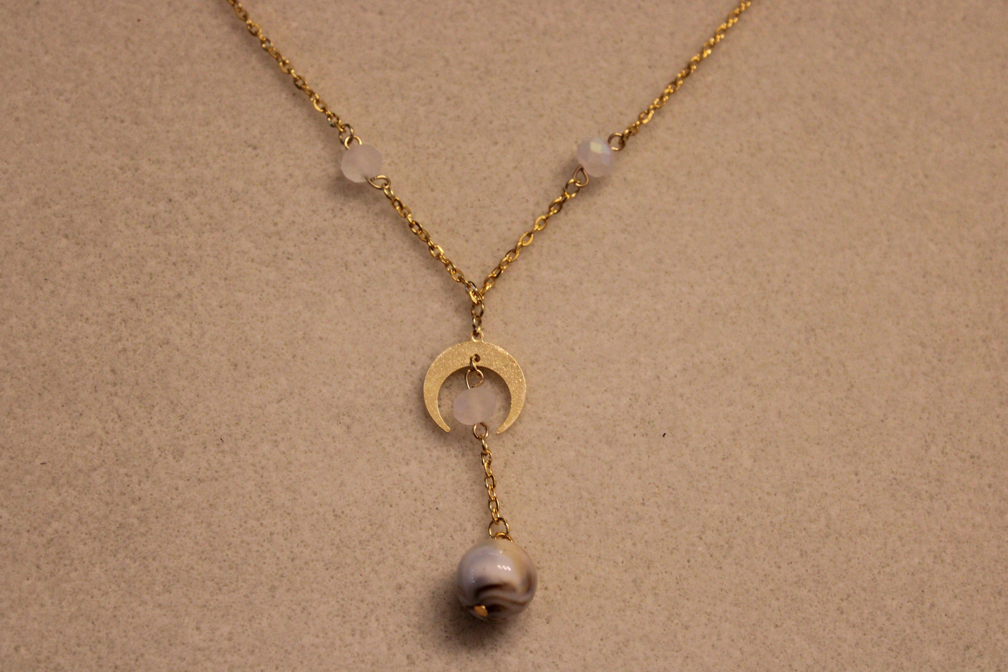 Collier pendentif beige