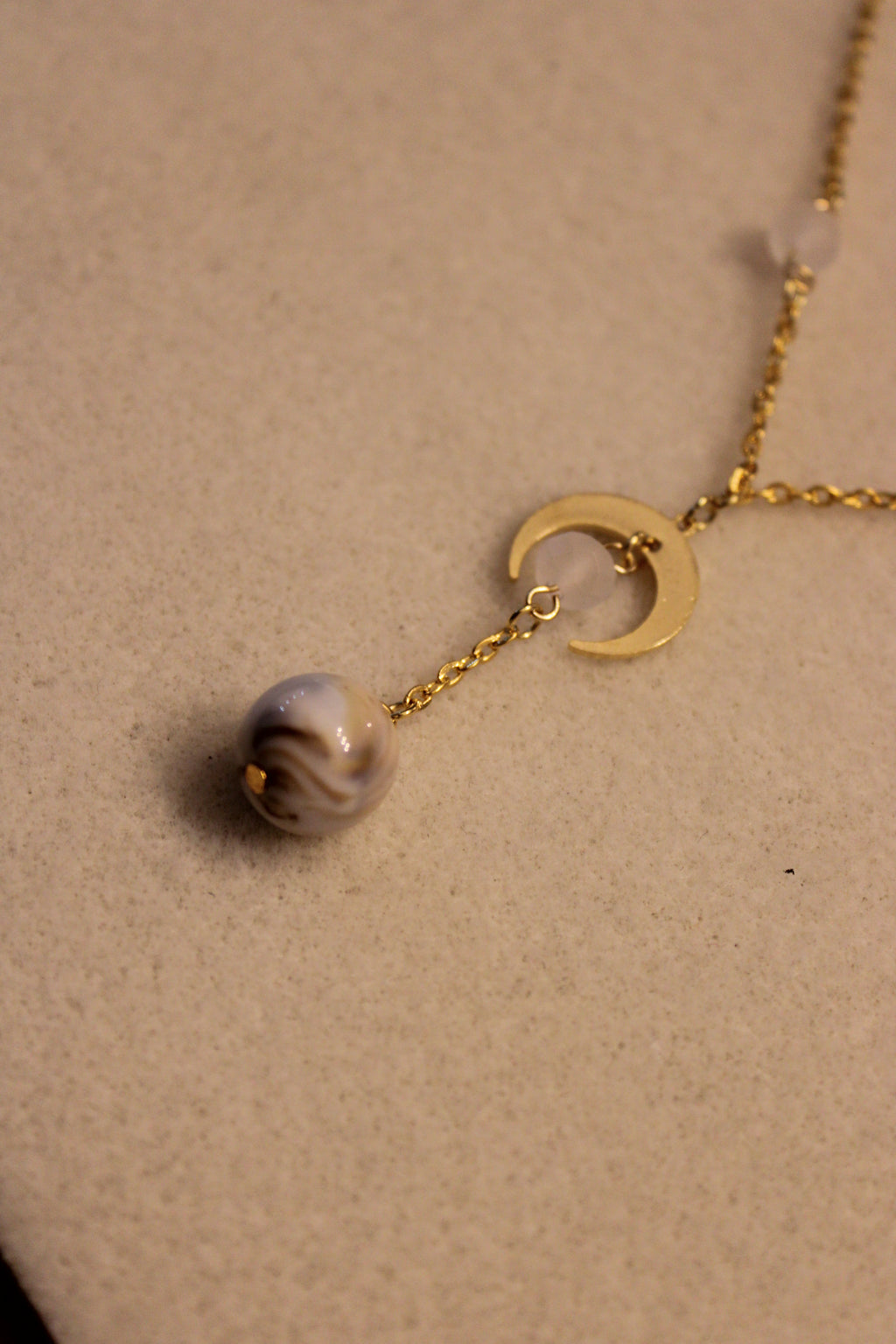 Collier pendentif beige