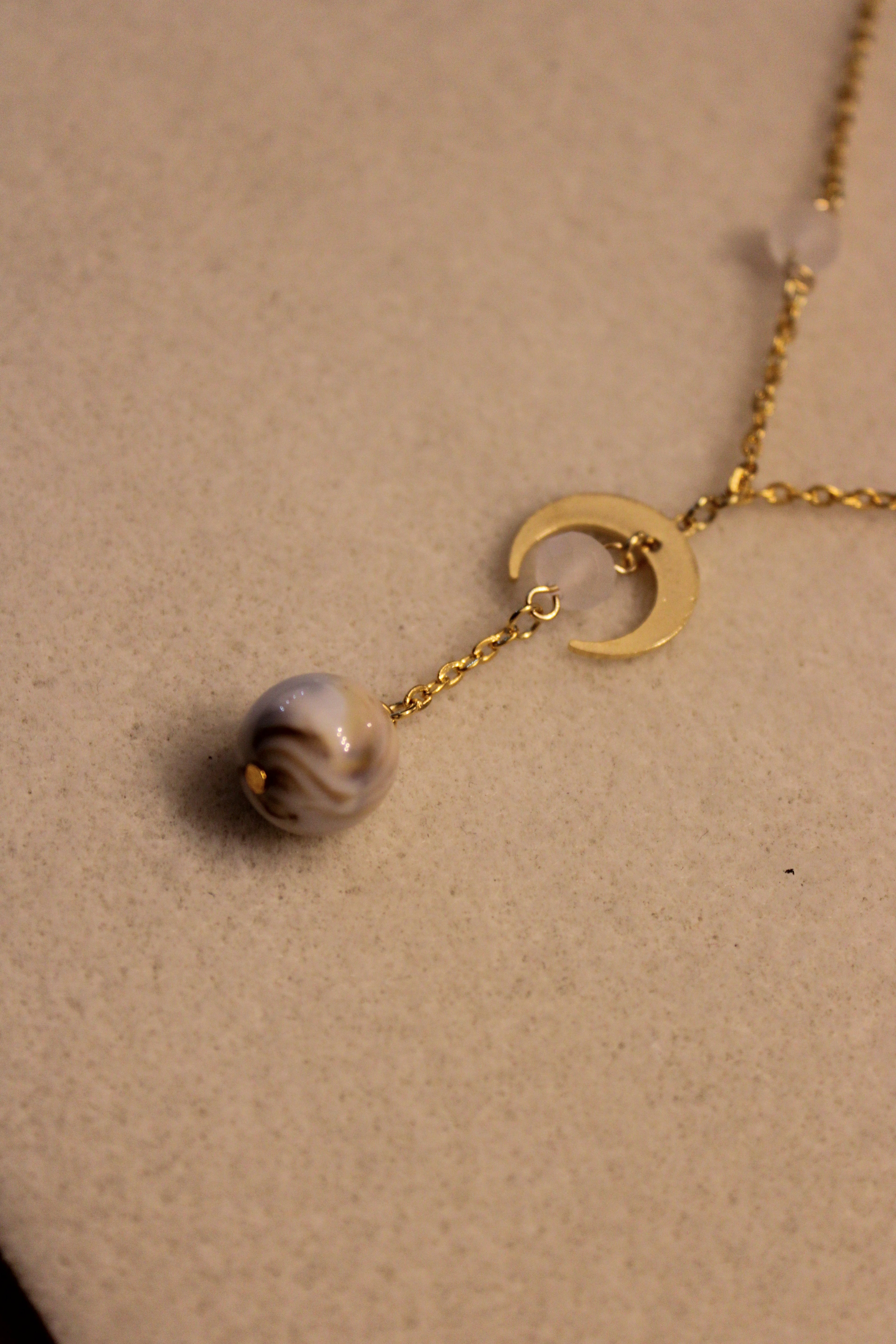 Collier pendentif beige