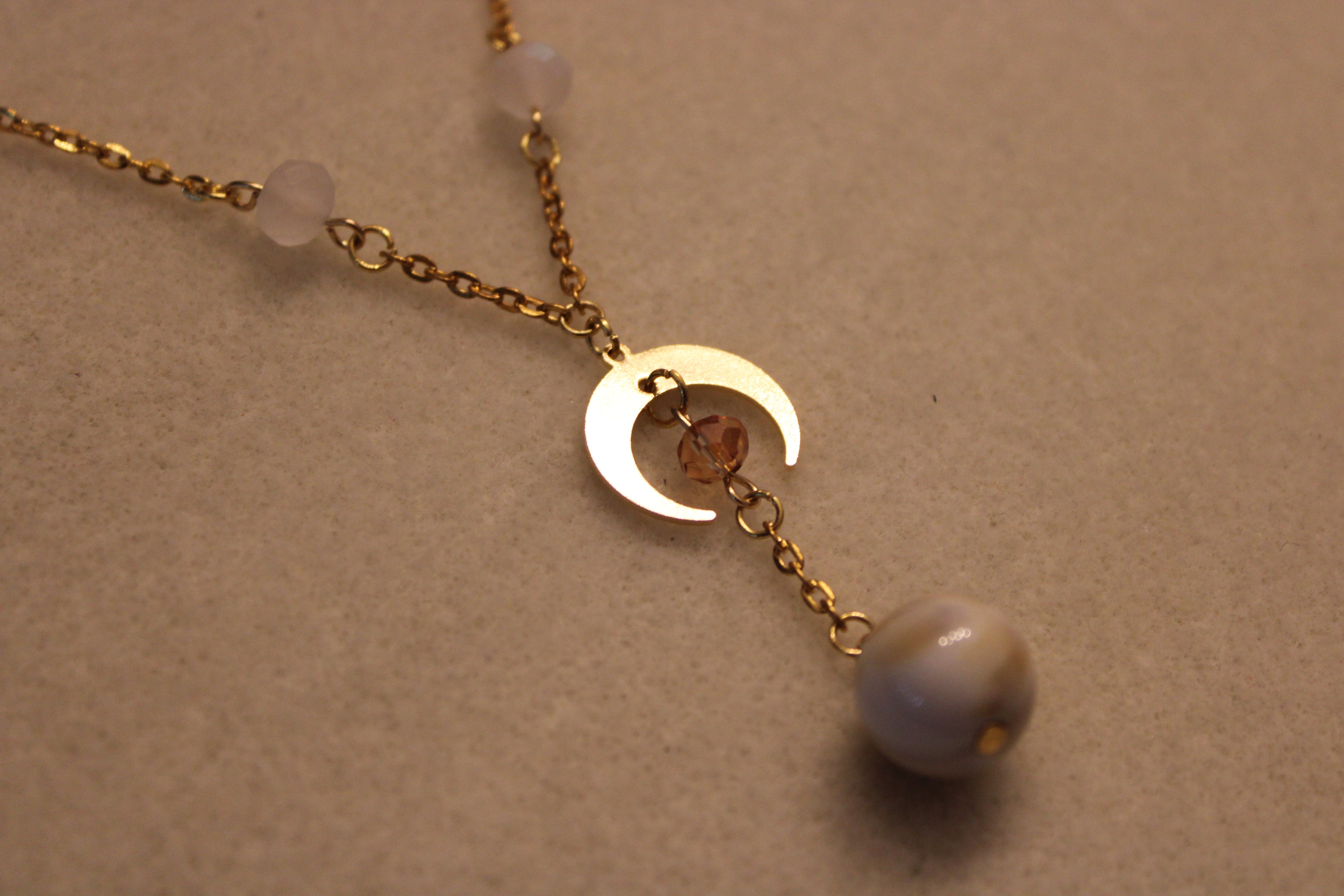 Collier pendentif beige marbré