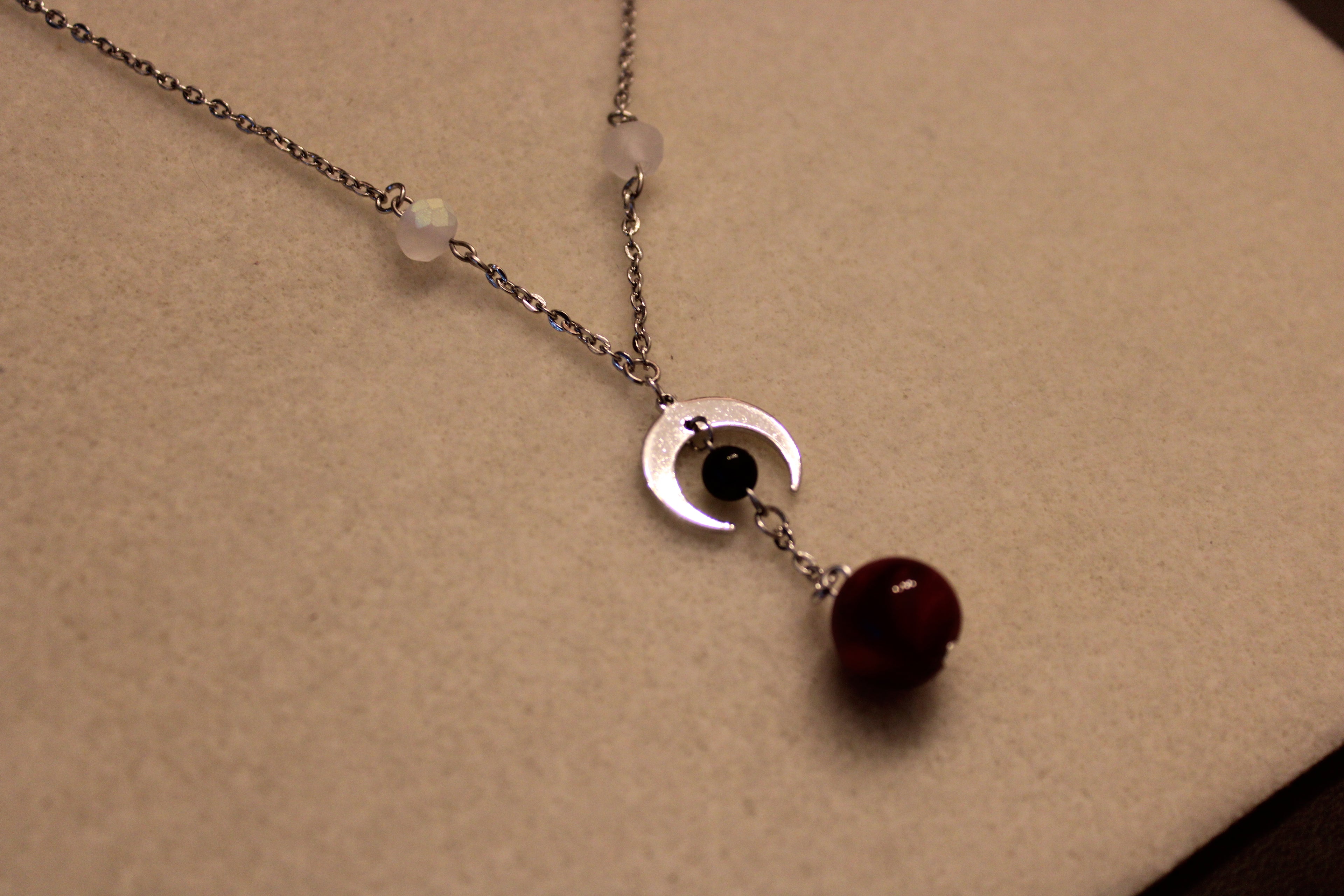 Collier volcanique rouge
