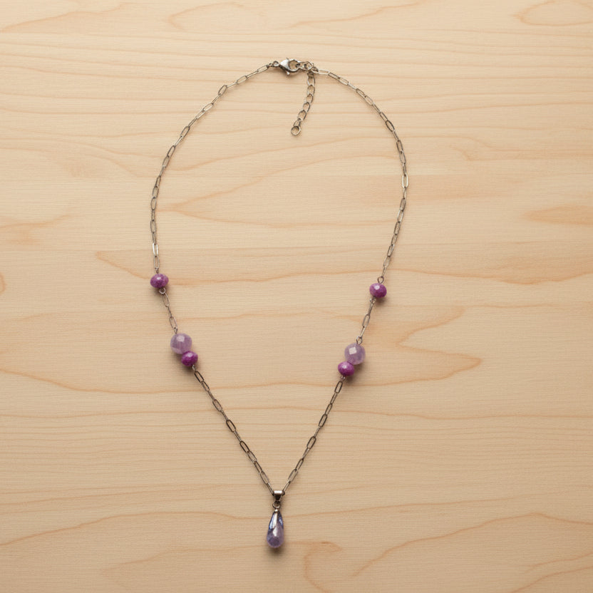 Collier violet à facettes