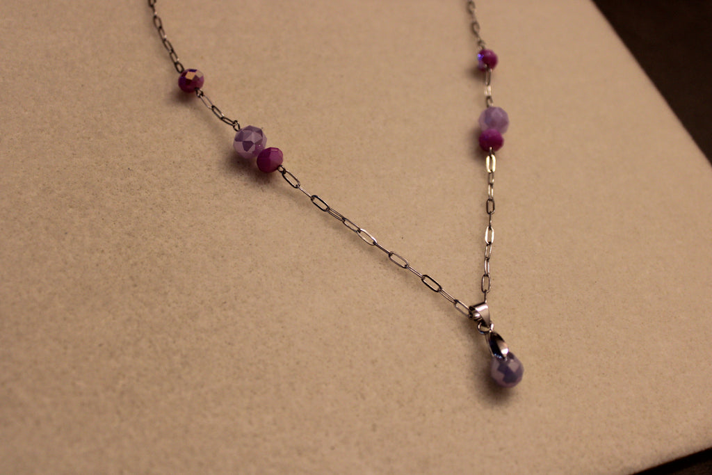 Collier violet à facettes