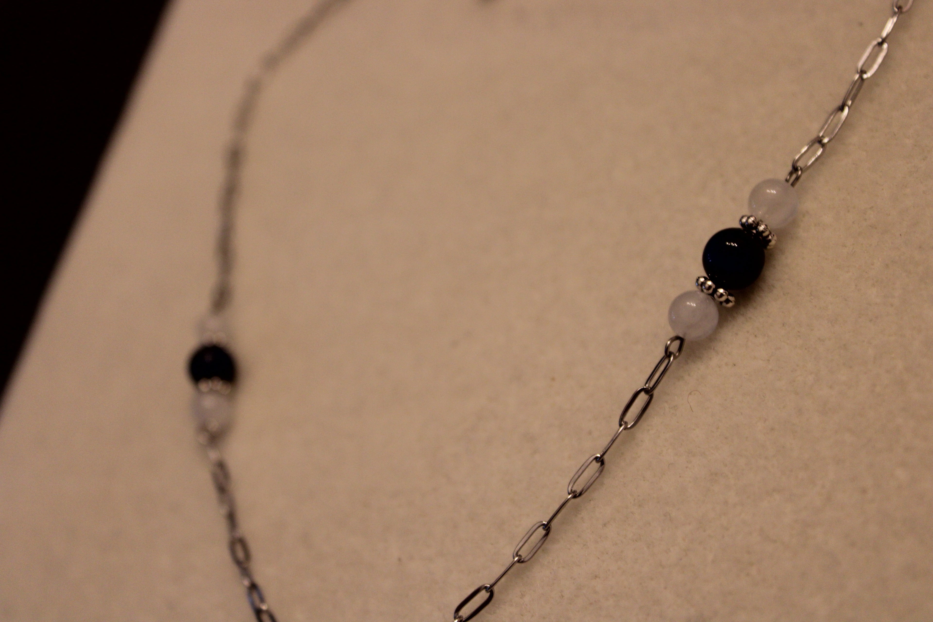 Collier oeil de faucon et quartz blanc