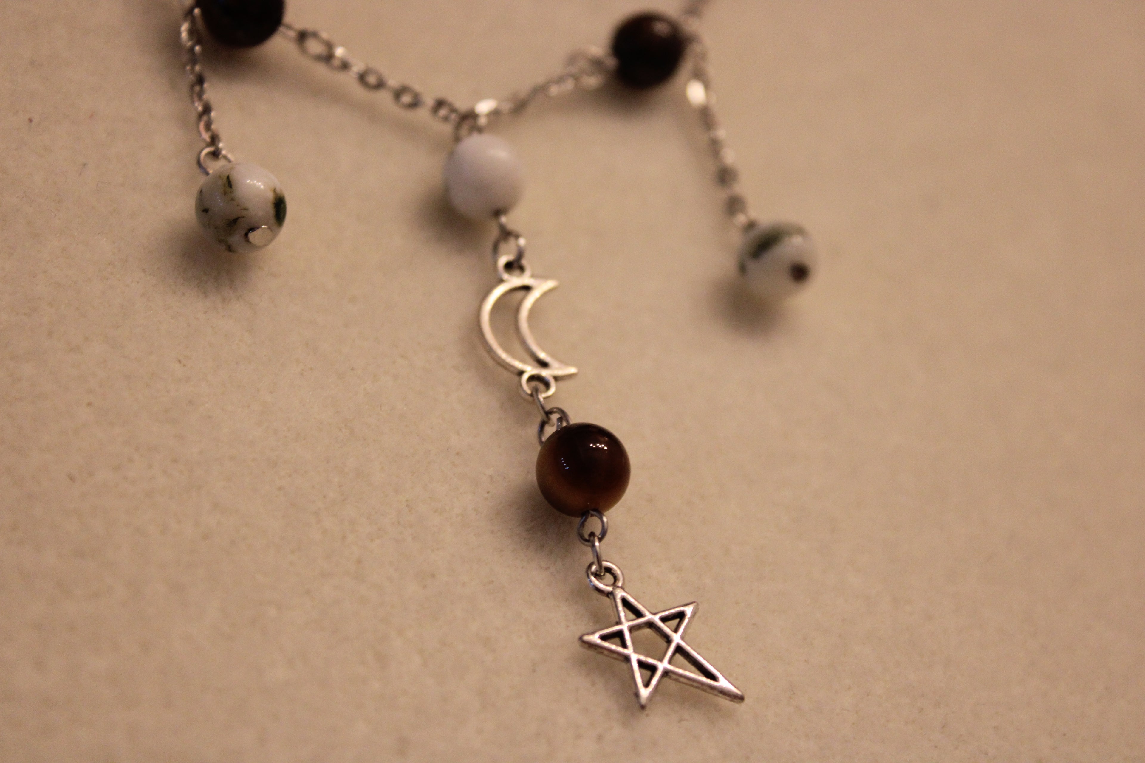 Collier oeil de tigre et agate mousse lune et étoile