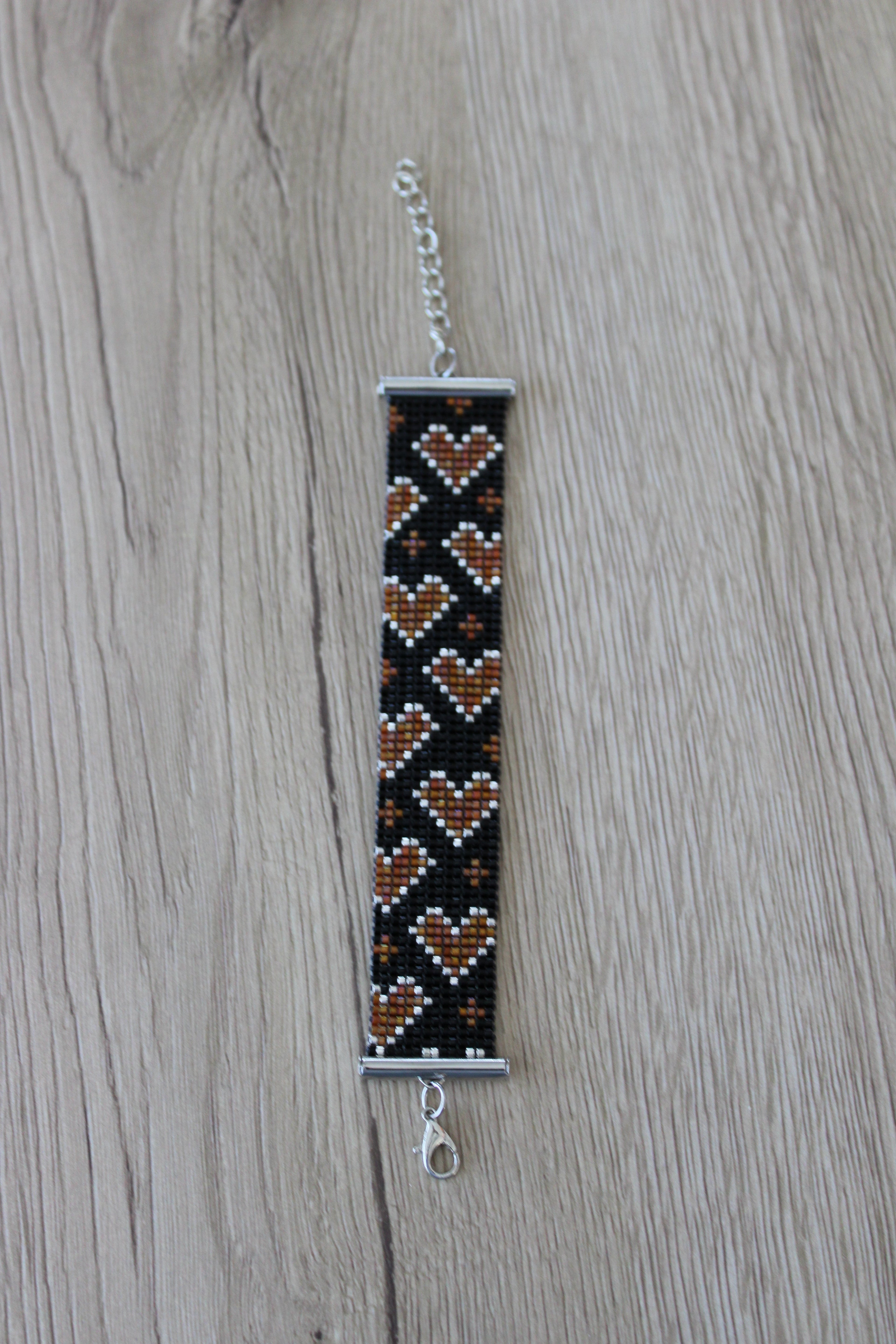 Bracelet coeurs marrons fond noir