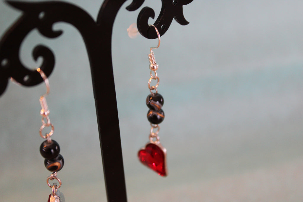 Boucles d'oreilles noir coeur rouge