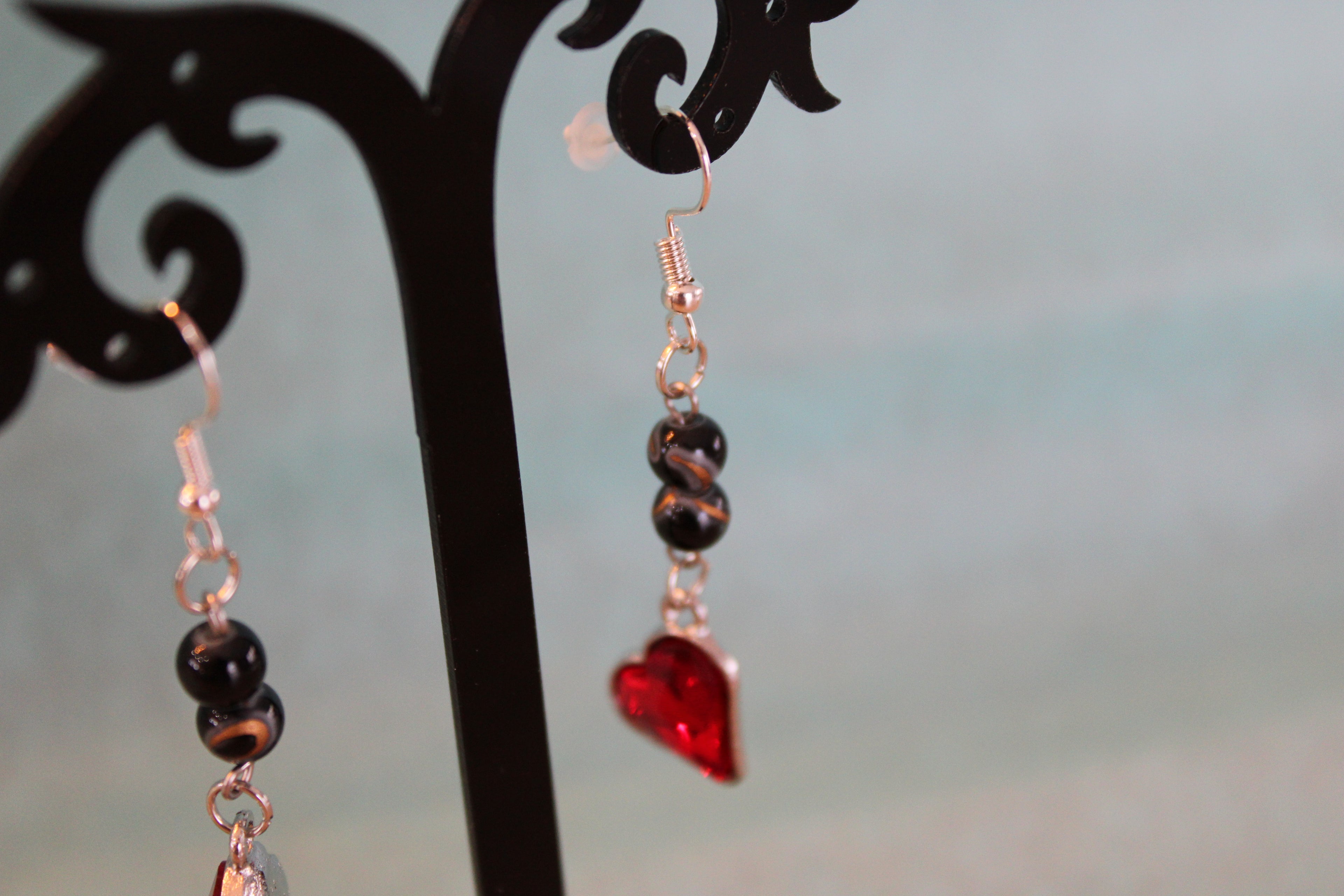 Boucles d'oreilles noir coeur rouge