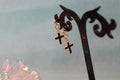 Boucles d'oreilles dorées croix noires