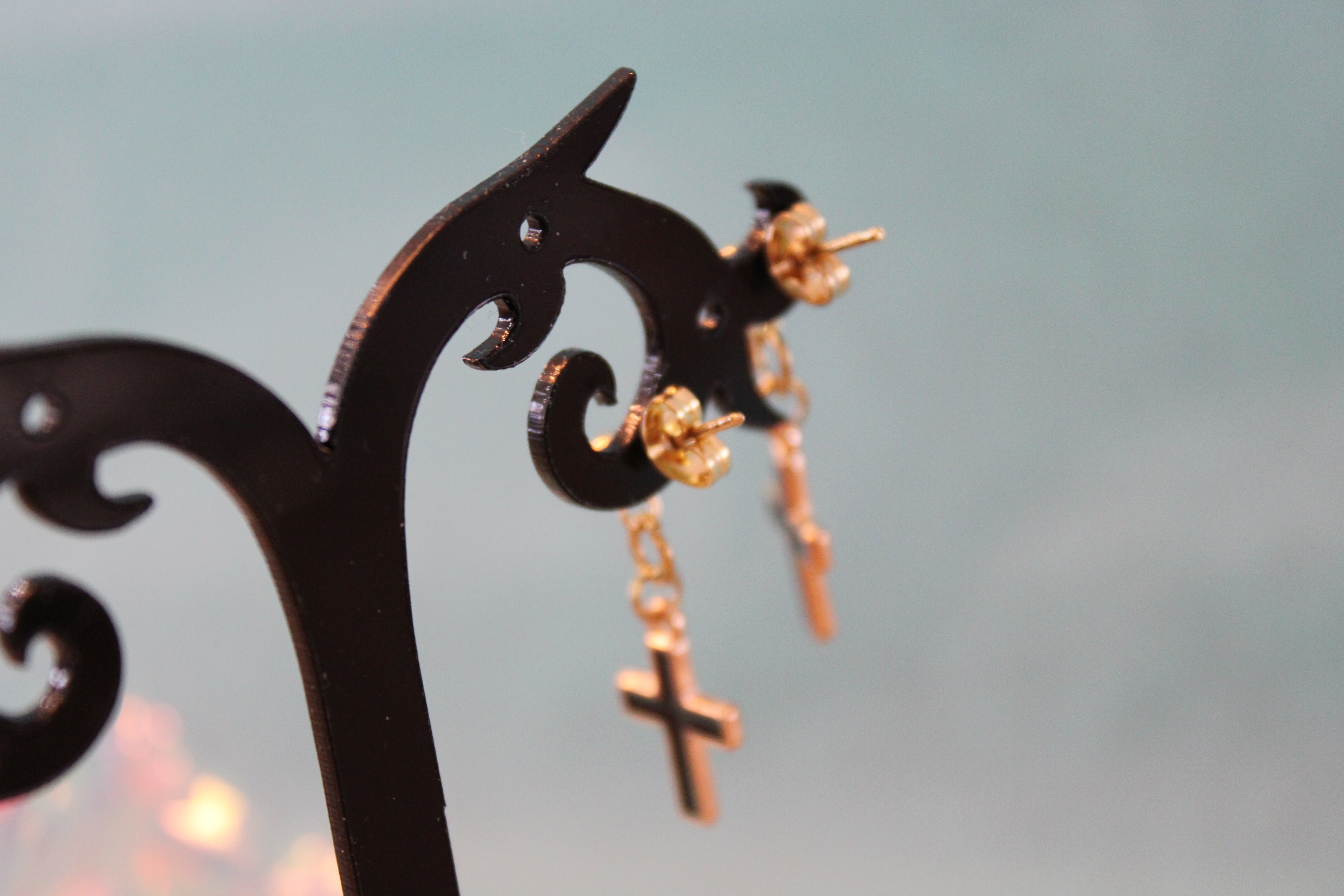 Boucles d'oreilles dorées croix noires
