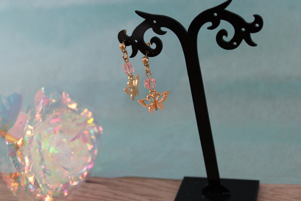Boucles d'oreilles dorées cube rose papillon
