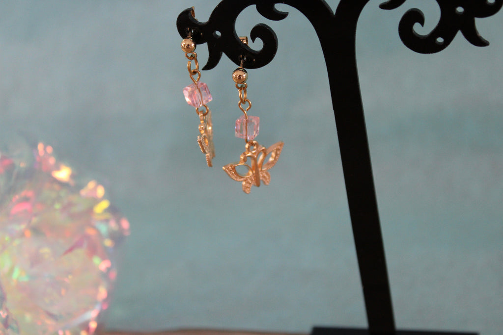 Boucles d'oreilles dorées cube rose papillon