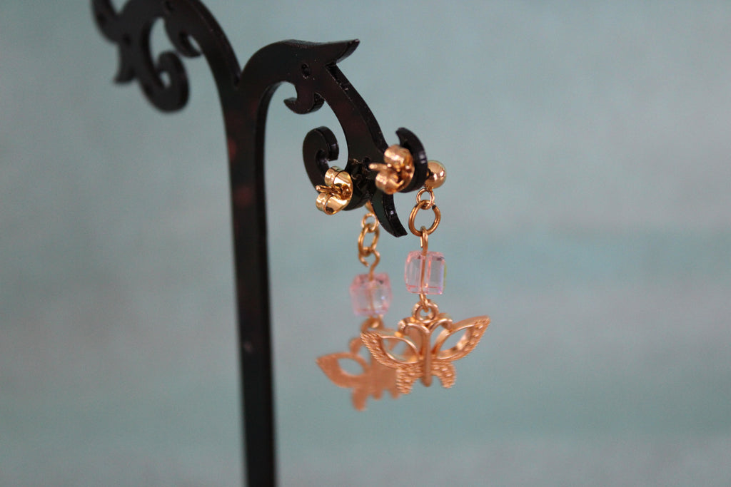 Boucles d'oreilles dorées cube rose papillon