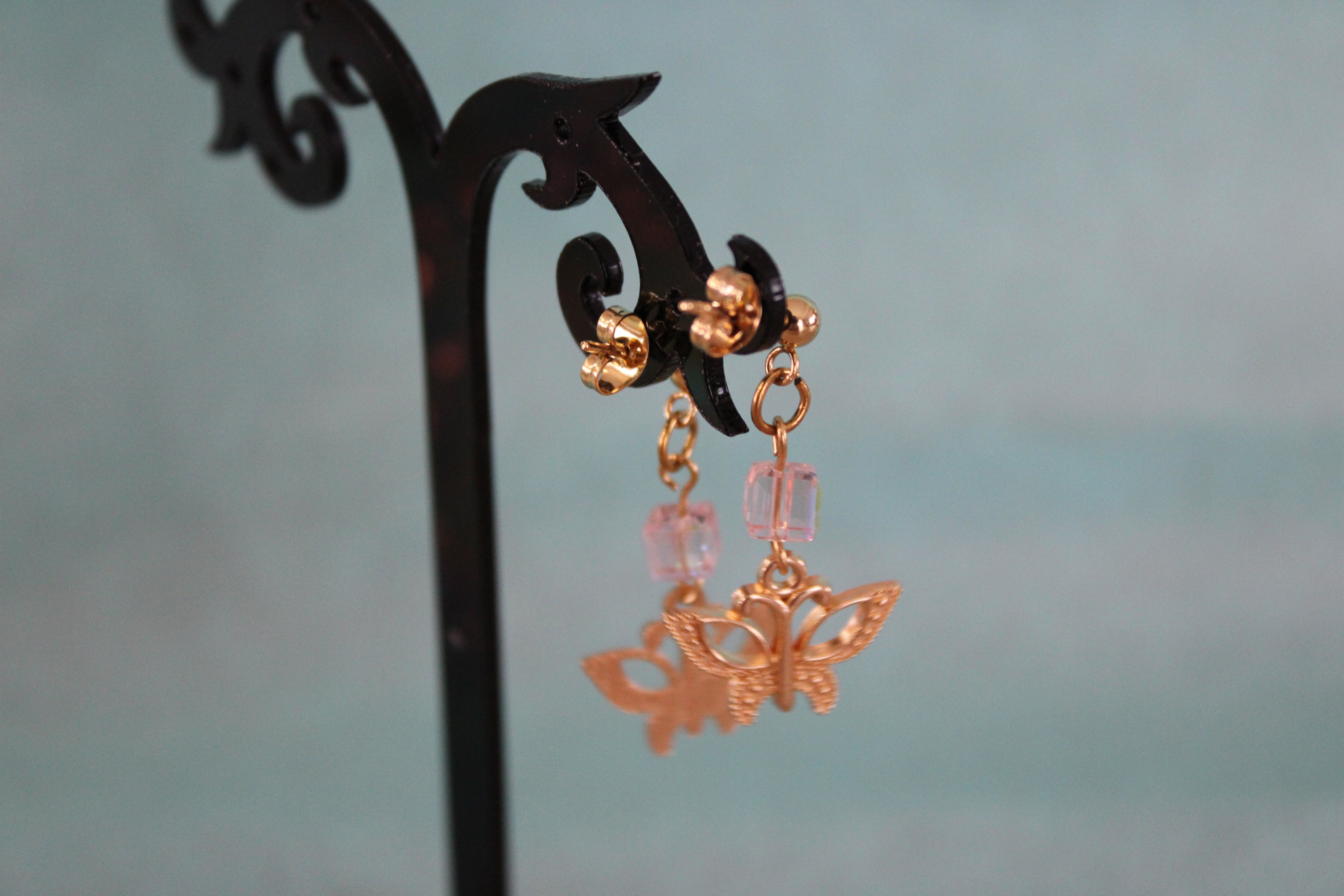 Boucles d'oreilles dorées cube rose papillon