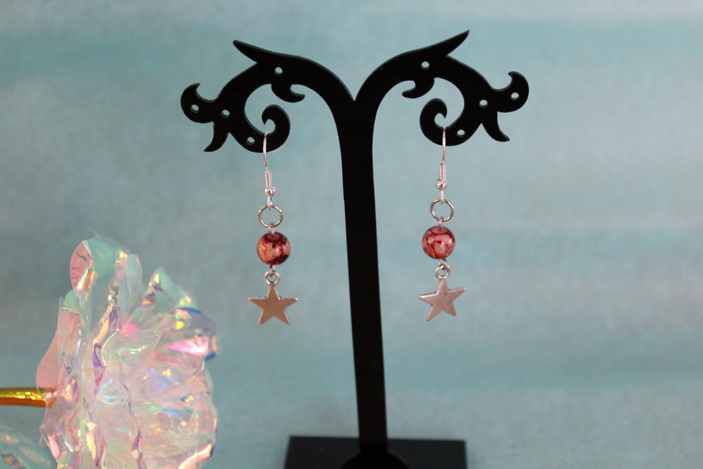 Boucles d'oreilles argentées rouge veiné étoiles
