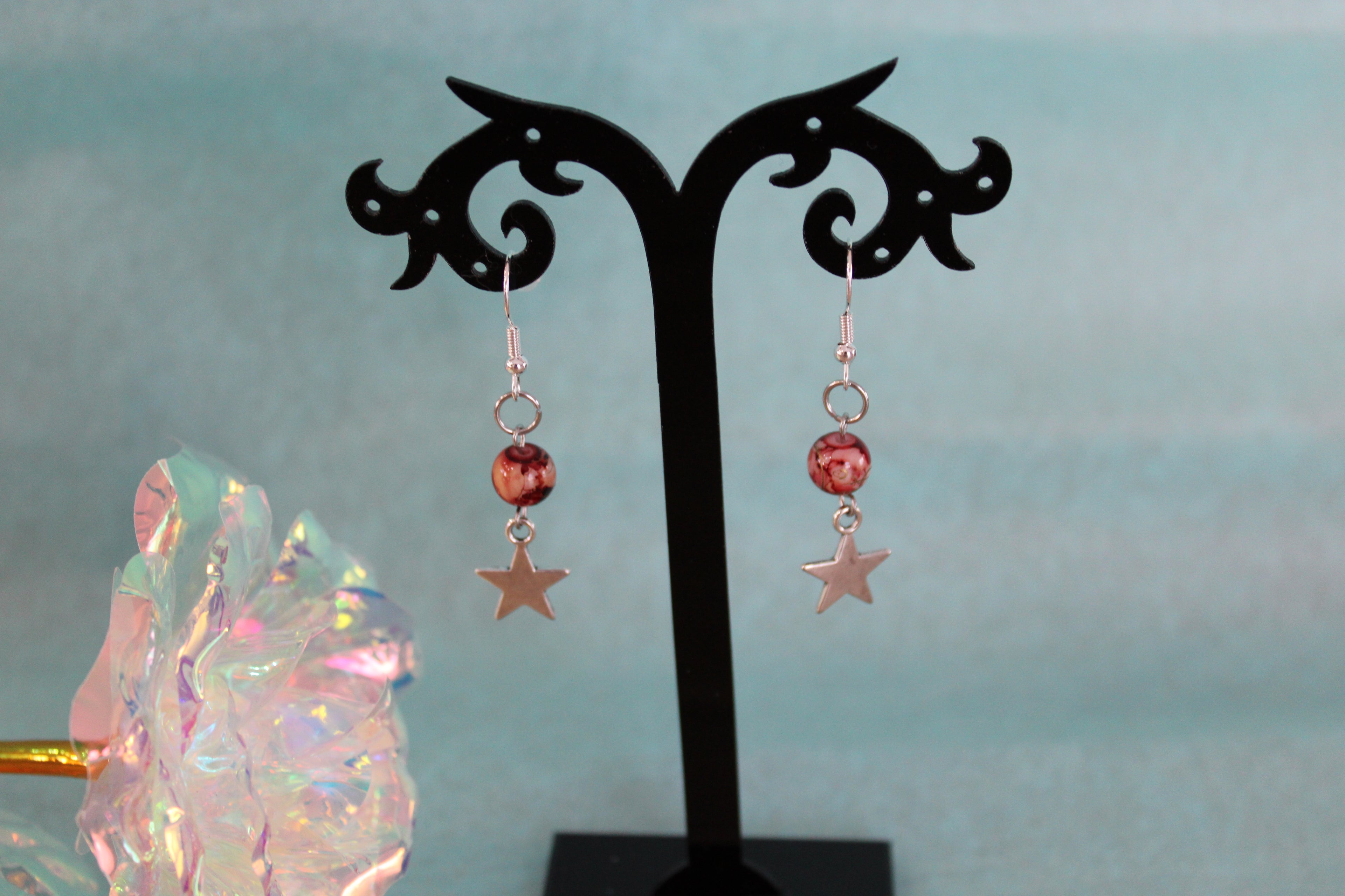 Boucles d'oreilles argentées rouge veiné étoiles