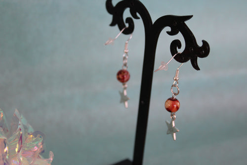 Boucles d'oreilles argentées rouge veiné étoiles