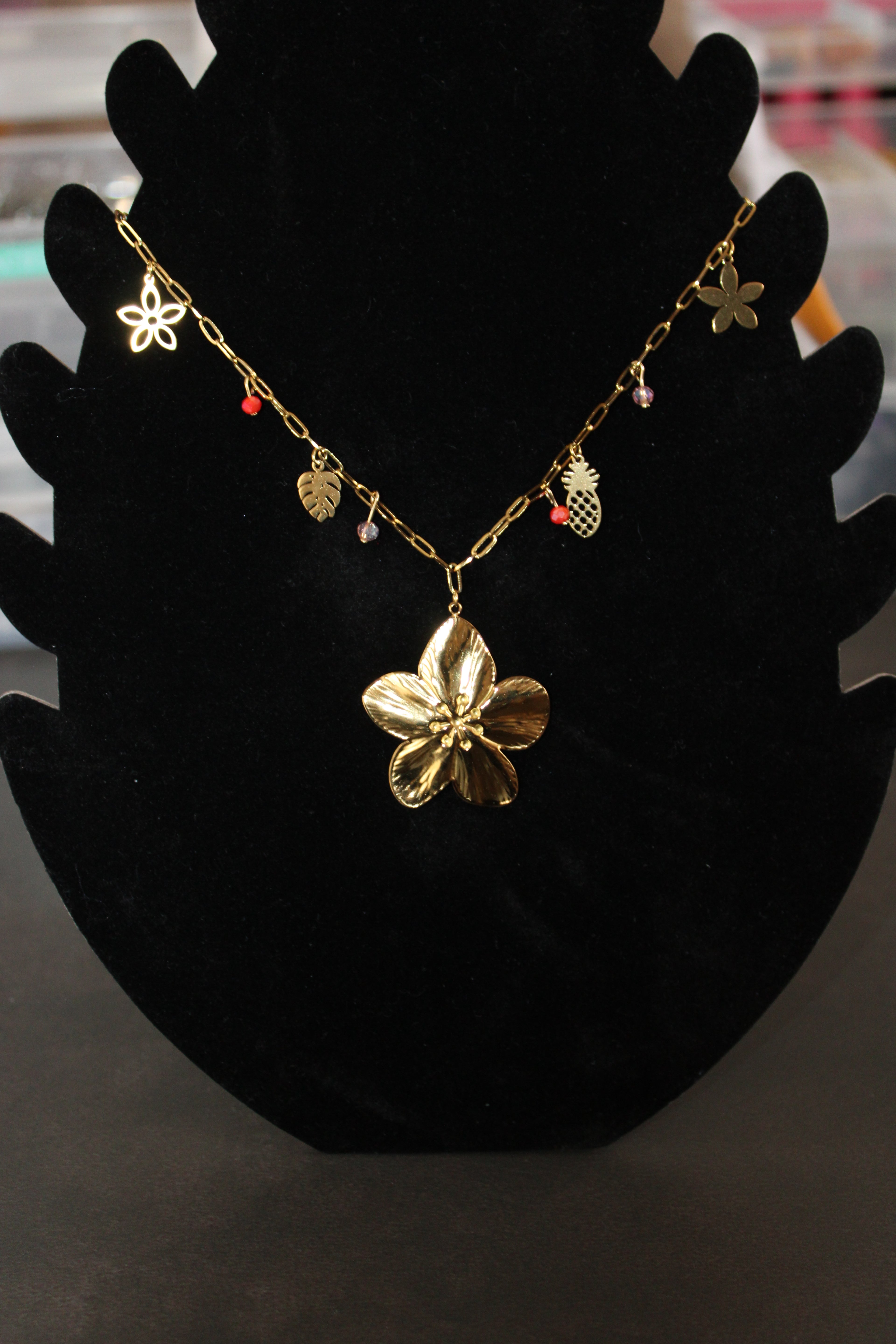 Collier breloque fleur et rose