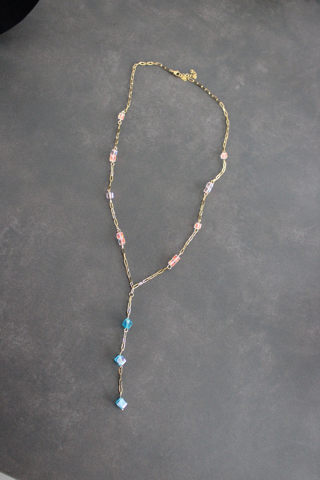 Sautoir talon perles cubes rose et bleu