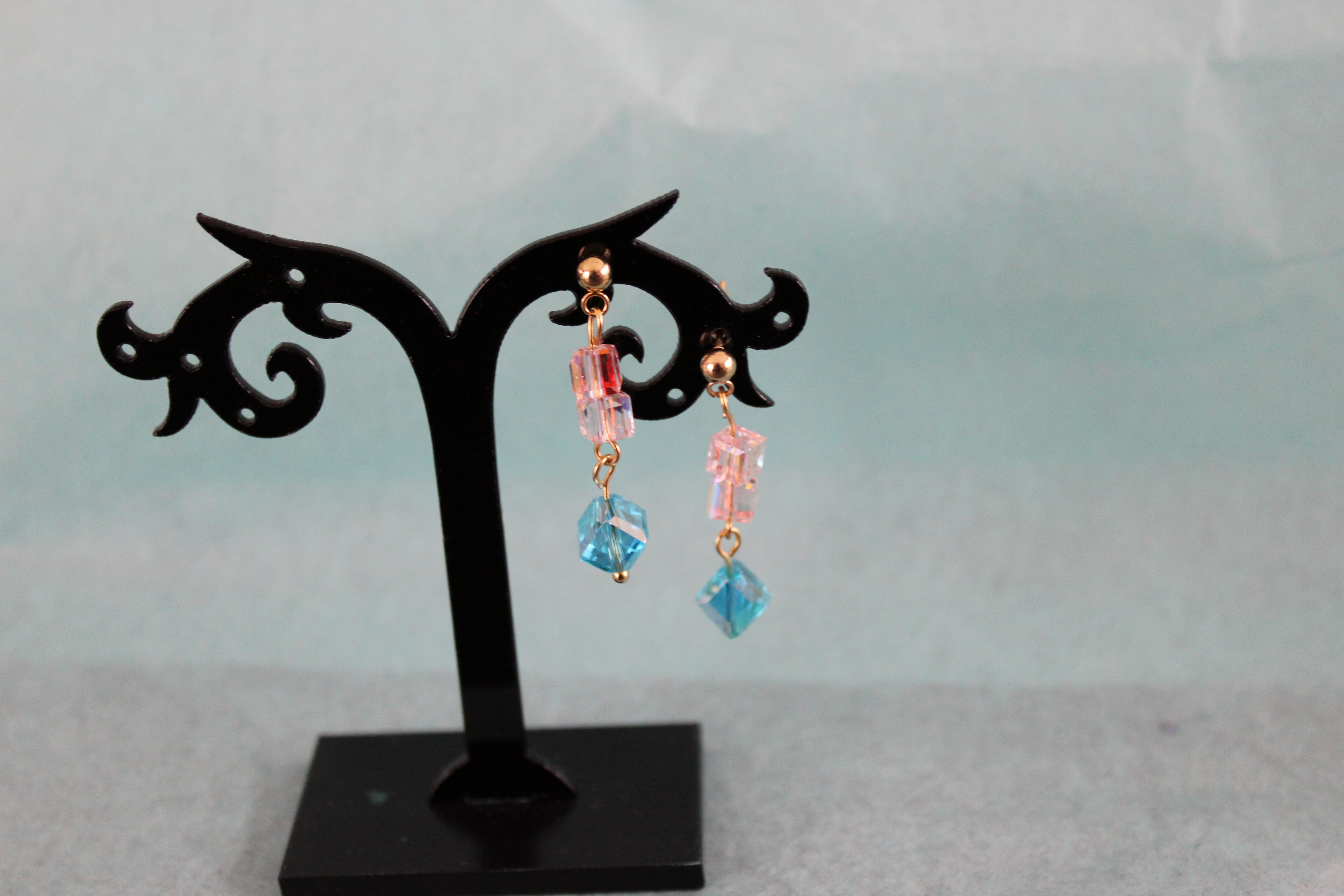 Boucles d'oreilles cubes rose et bleu