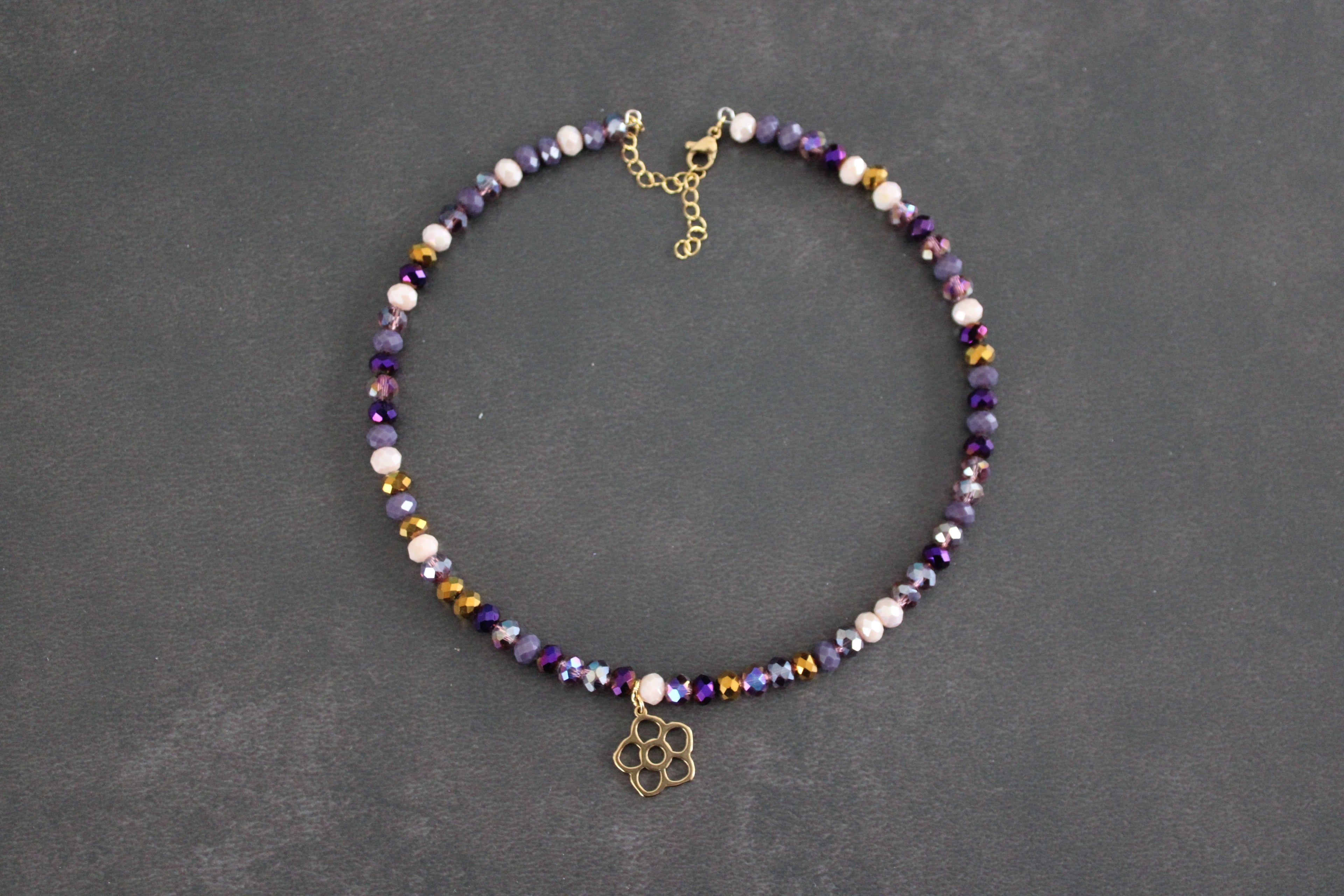 Collier violet et doré avec fleur dorée
